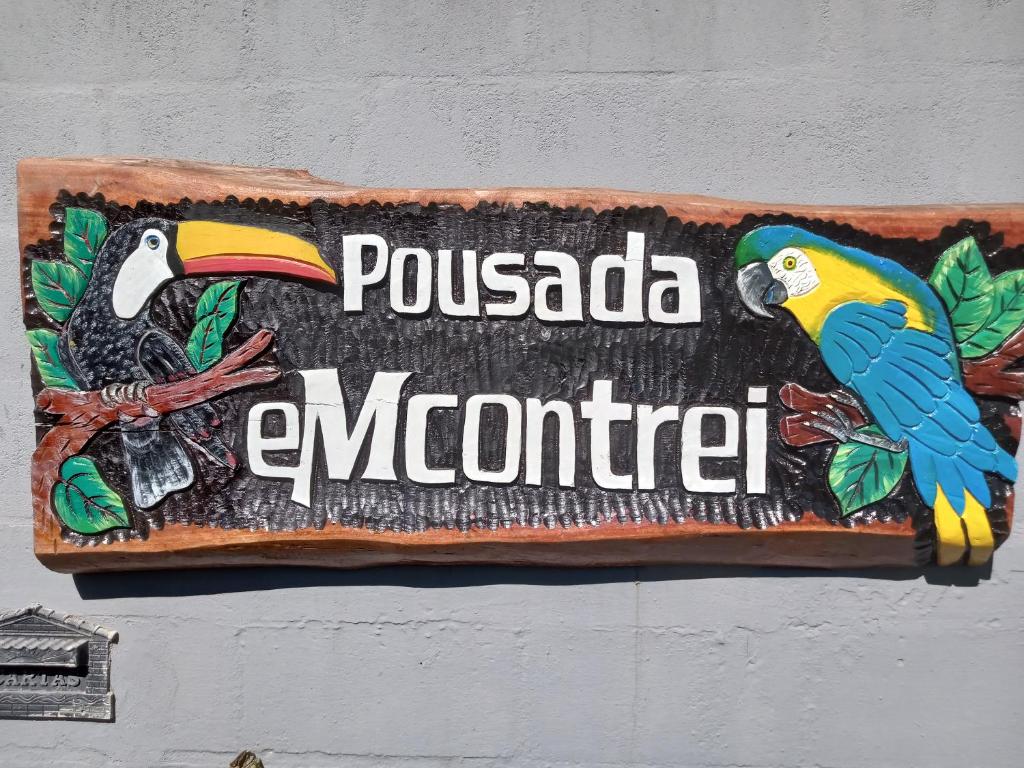 Znak z dwoma papugami na ścianie w obiekcie Pousada Emcontrei w mieście São João da Barra