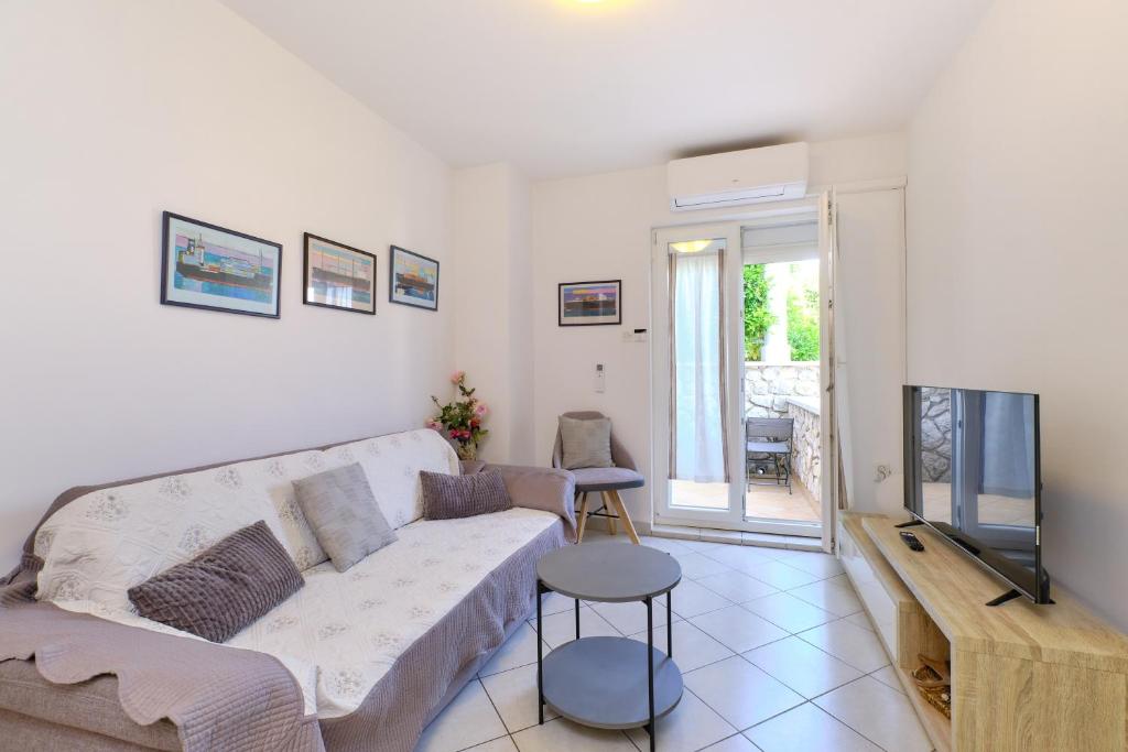 Televízia a/alebo spoločenská miestnosť v ubytovaní Appartment Ksenija 4