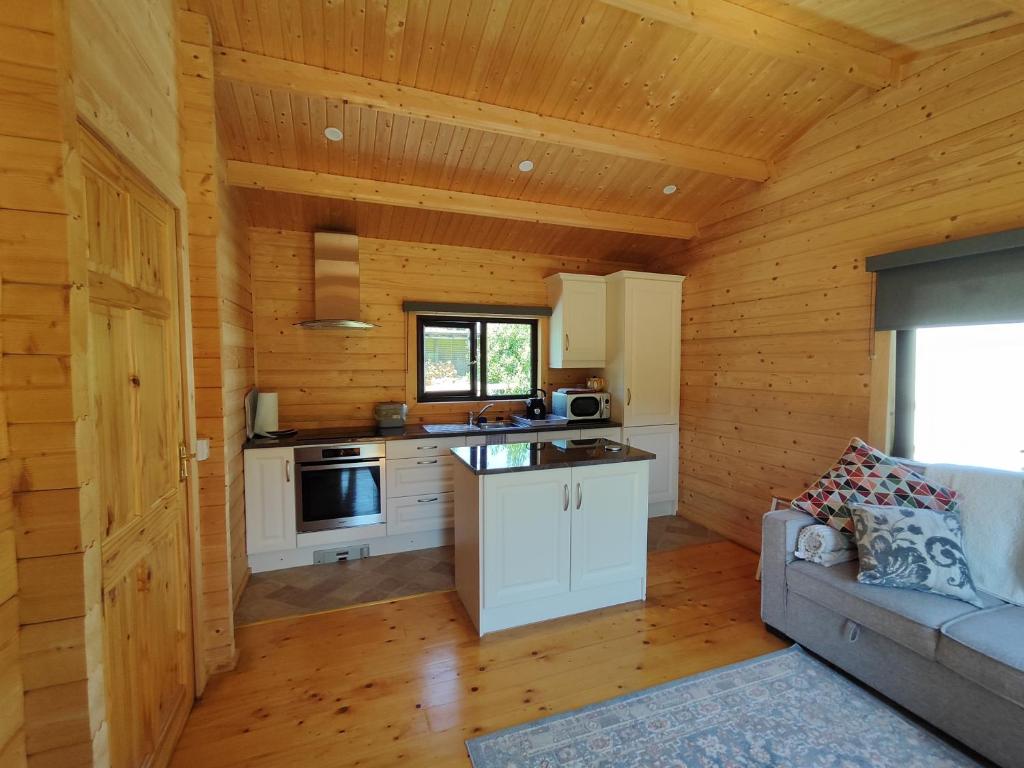 Kuchyň nebo kuchyňský kout v ubytování Desart School Garden Chalet