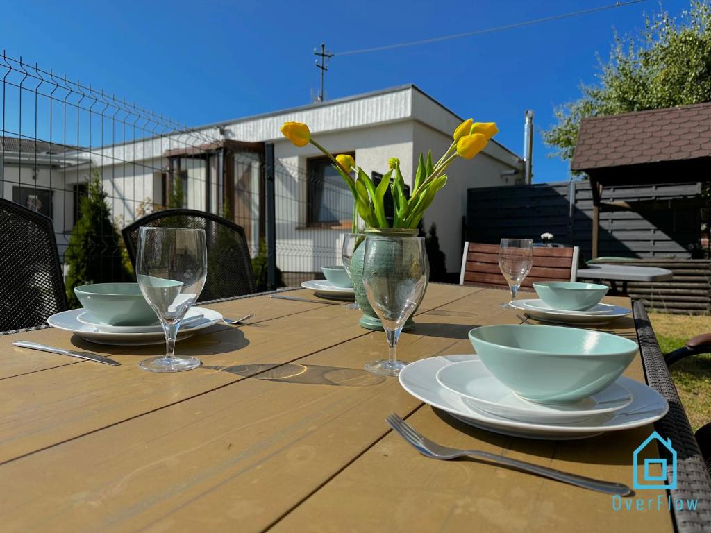 Patio alebo iná vonkajšia časť ubytovania Zatoka Apartment- Tranquil Retreat, 15 Minutes to the Sea & Gdańsk City Center