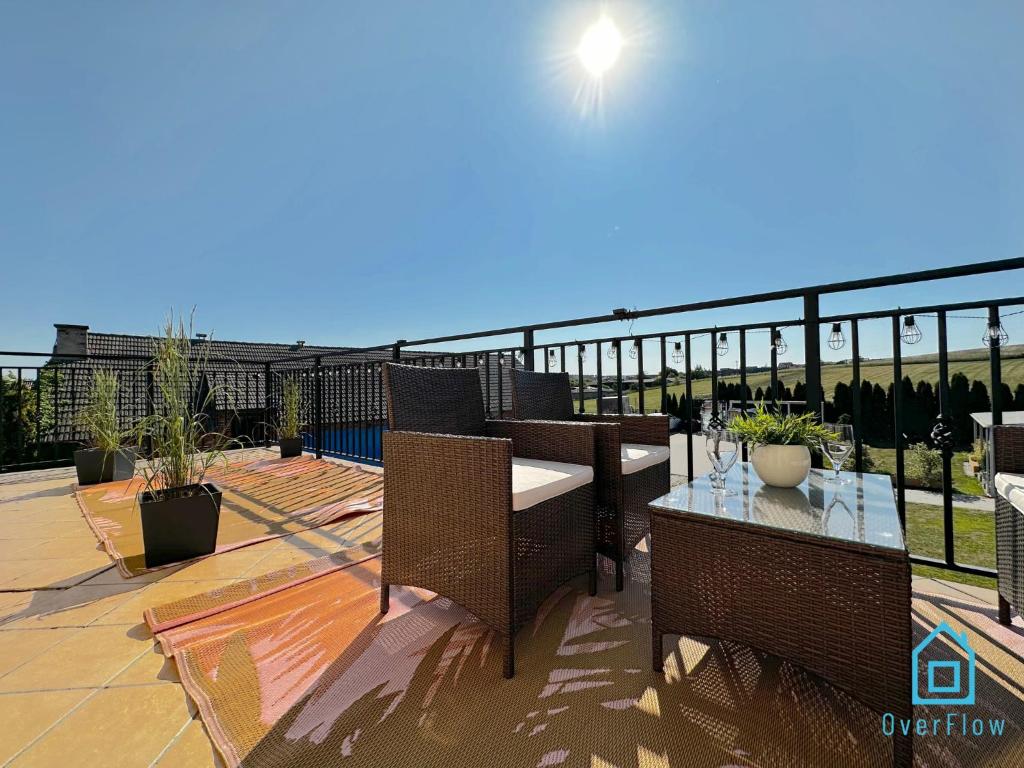Balkón alebo terasa v ubytovaní Zatoka Apartment- Tranquil Retreat, 15 Minutes to the Sea & Gdańsk City Center
