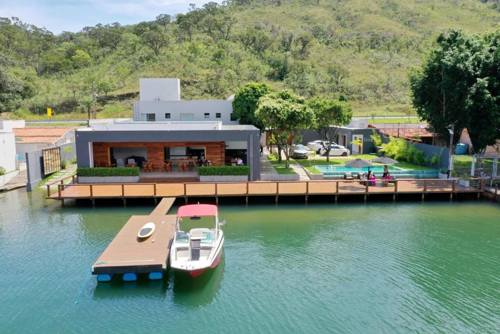 a boat is docked at a dock in the water at Pousada Noah in Capitólio