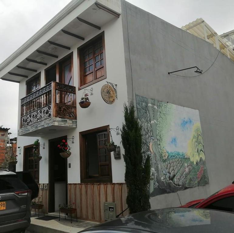 Una casa con una pintura en el costado. en Hotel Palmi, en Salento