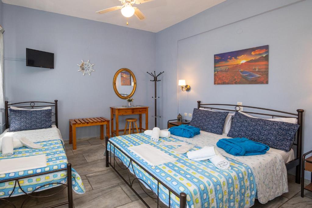 Postel nebo postele na pokoji v ubytování Irini Studios in Tinos