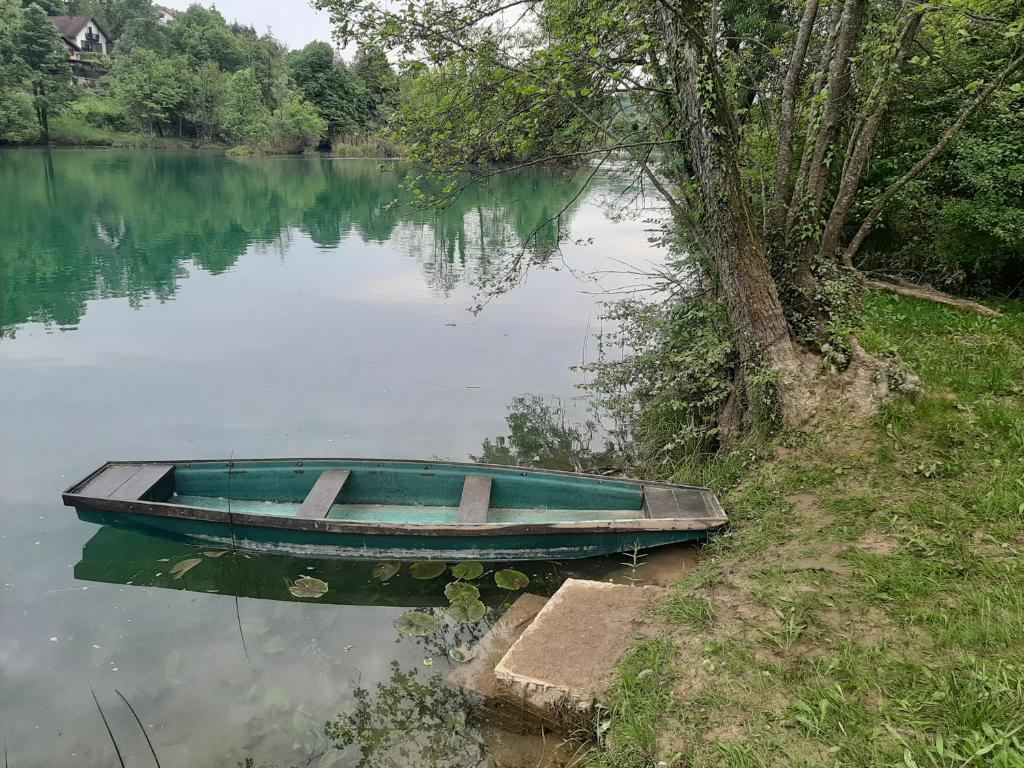 Výhled na řeku, která protéká v blízkosti prázdninového domu