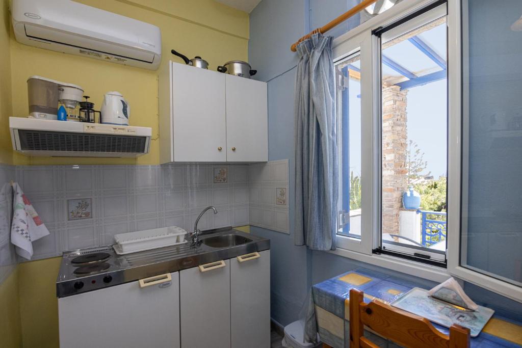 Kuchyň nebo kuchyňský kout v ubytování Irini Studios in Tinos