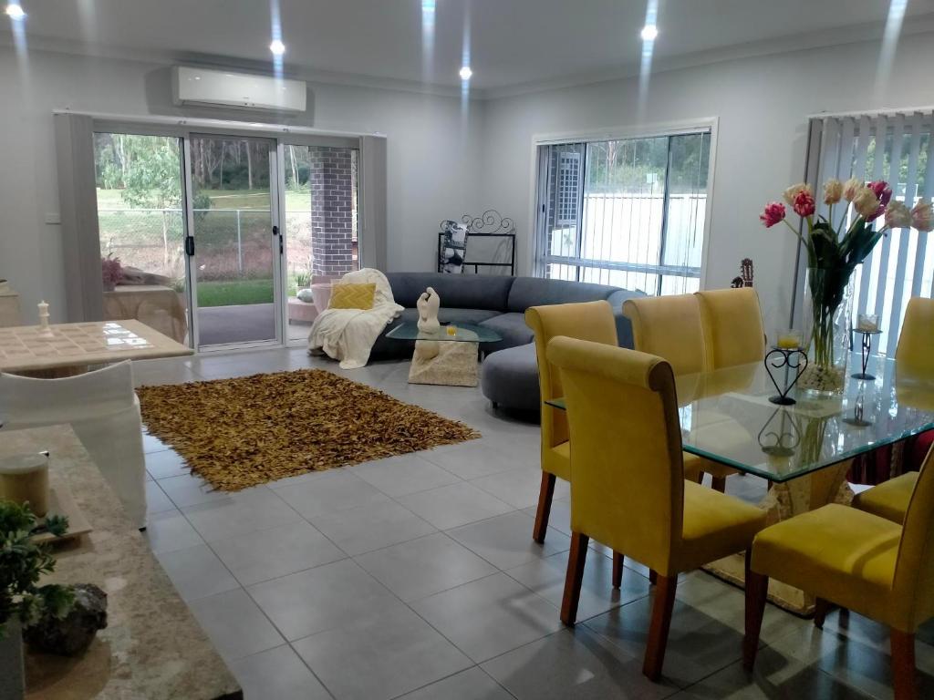 un soggiorno con tavolo e sedie gialle di Country Lane a Denham Court