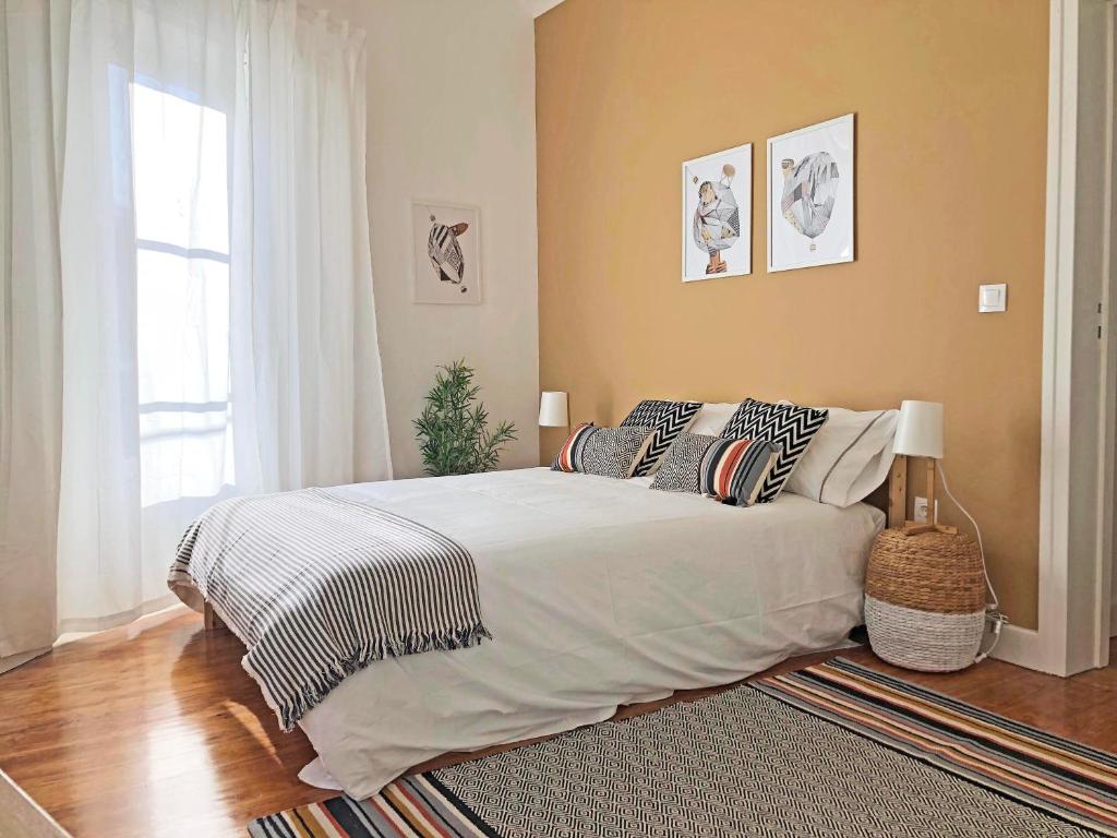 ein Schlafzimmer mit großem Bett und Fenster in der Unterkunft Cozy 3 room apartment near House of Music in Porto