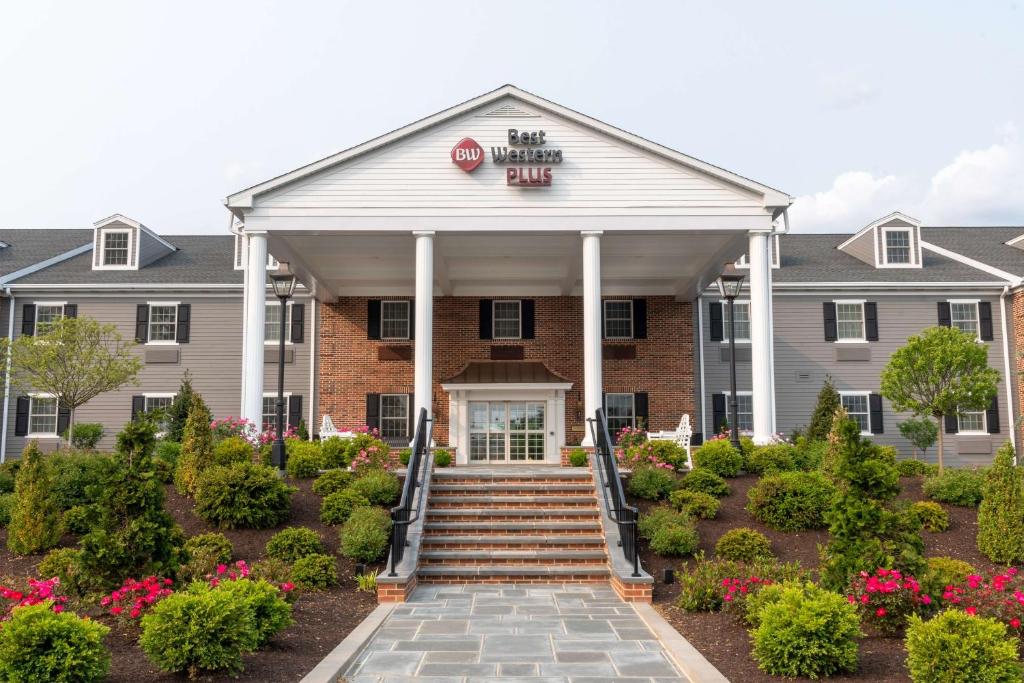 a building with a staircase in front of it at Best Western Plus Country Cupboard Inn in Lewisburg