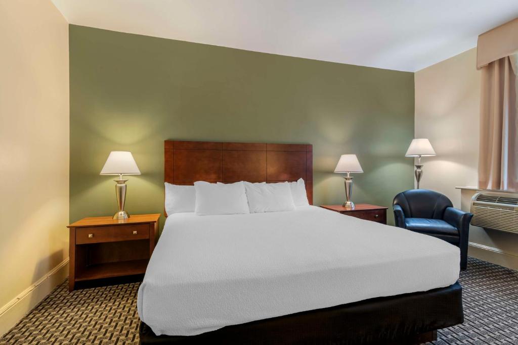 Best Western Plus Brunswick Bath - King Room With Wet Bar