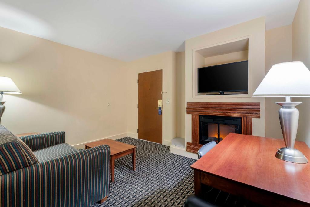 Best Western Plus Brunswick Bath - Queen Suite With Sofa Bed - Non-Smoking