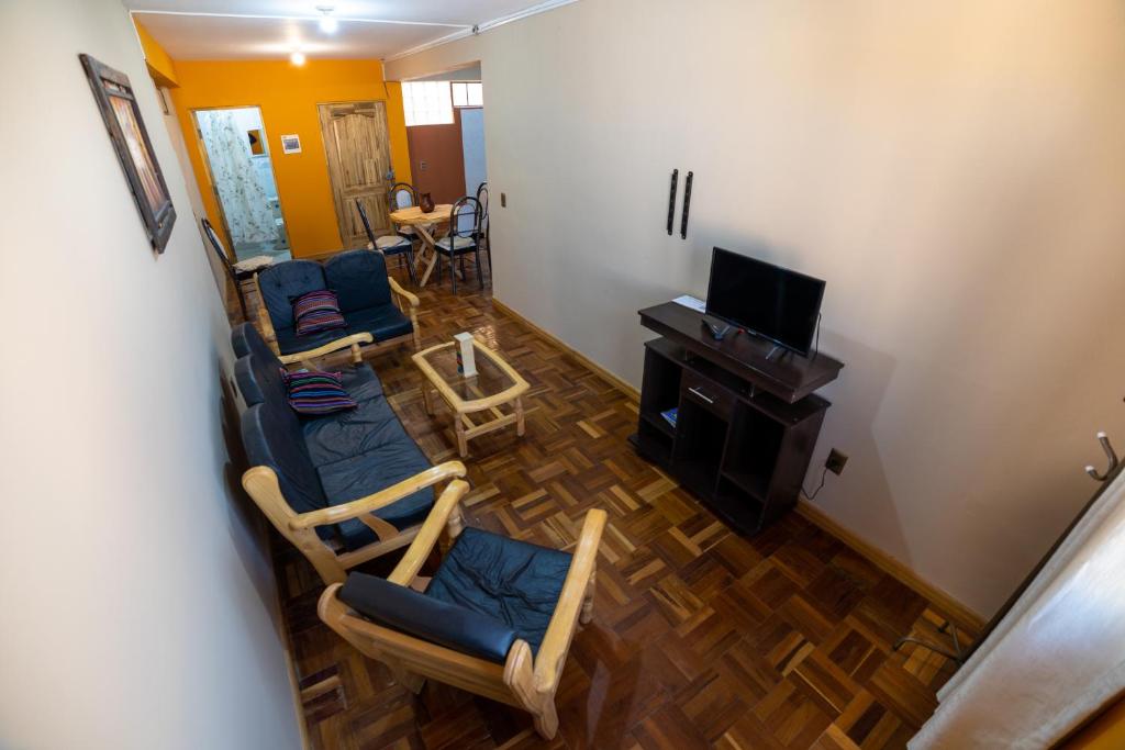 uma vista superior de uma sala de estar com cadeiras e uma televisão em The Little House ApartHotel em Uyuni
