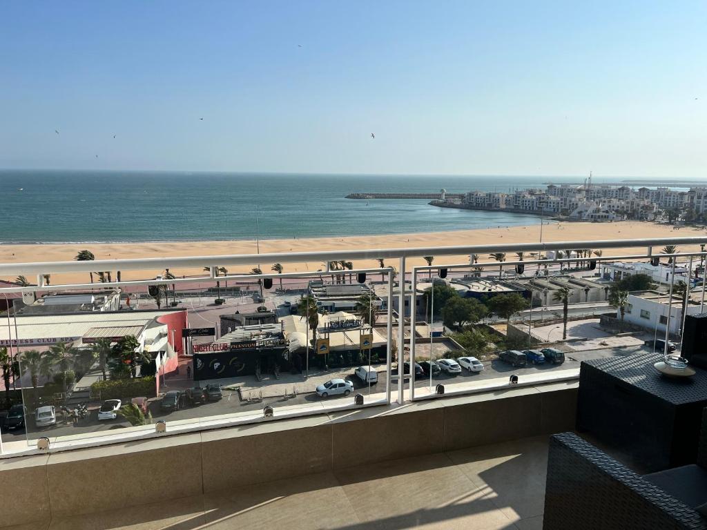een uitzicht op het strand en de oceaan vanuit een gebouw bij Luxury Apartment 105sqm Terrace Seafront WIFI Unlimited in Agadir