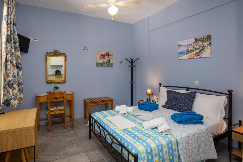 Postel nebo postele na pokoji v ubytování Irini Studios in Tinos