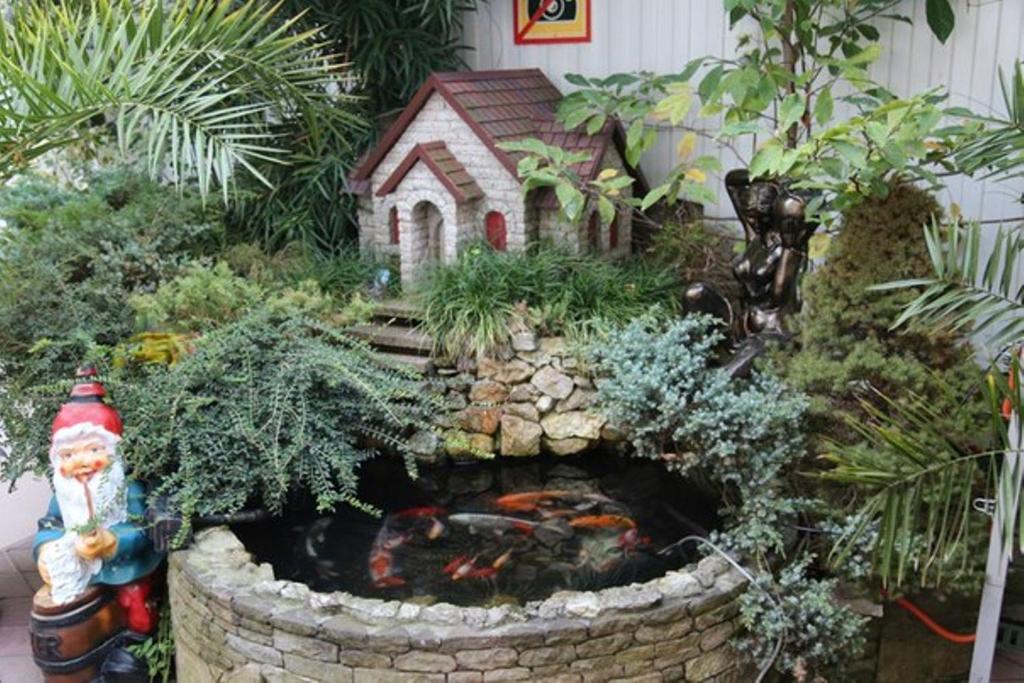 アドレルにあるVitaの小家と池のある庭園