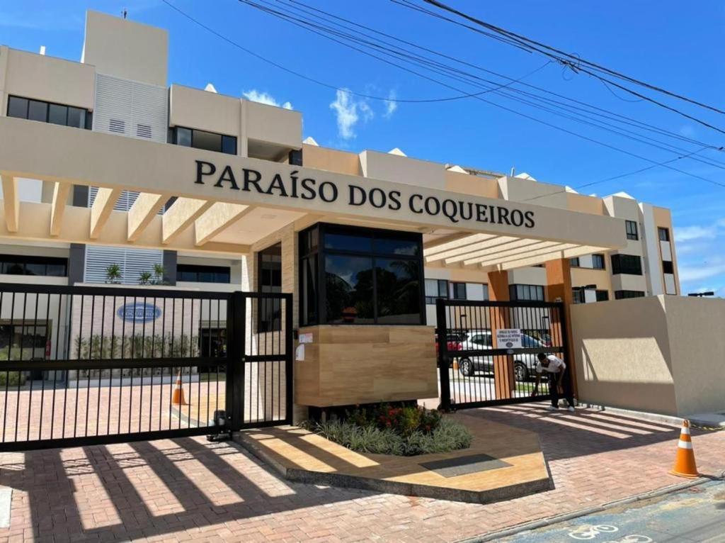 ein Gebäude mit einem Schild, das Parisos dos Cookies liest in der Unterkunft Apartamento em Guarajuba - Condomínio Paraíso dos Coqueiro in Guarajuba
