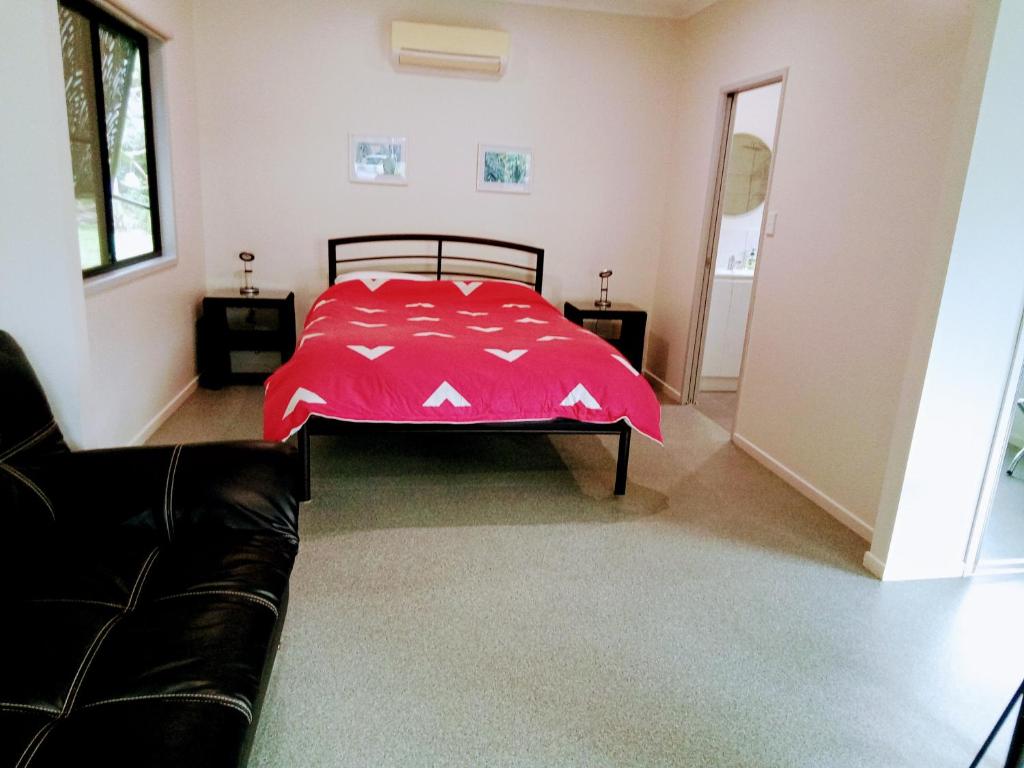 Postel nebo postele na pokoji v ubytování Daintree Peaks ECO Stays