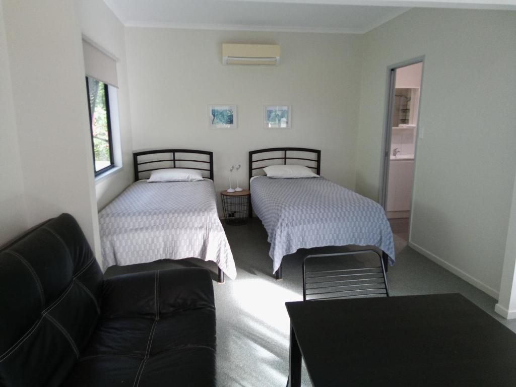 Postel nebo postele na pokoji v ubytování Daintree Peaks ECO Stays