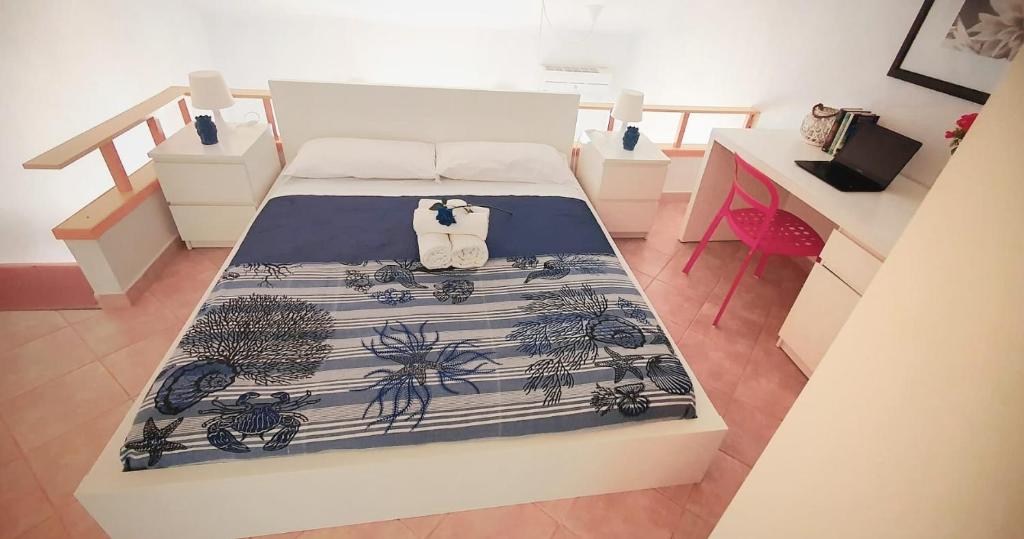 - une chambre avec un lit et une couette noire et blanche dans l'établissement Casa vacanze Magabù, à Cefalù