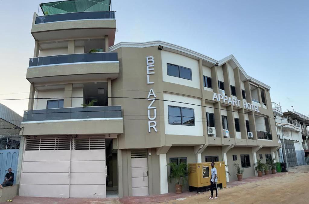 un edificio con las palabras akhtar hotel en él en Hotel Bel Azur Cotonou en Cotonú