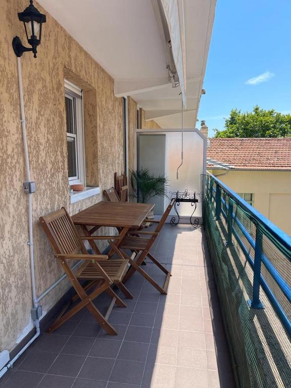un patio avec une table et des chaises sur un balcon dans l'établissement 2/3 pièces avec terrasse à NICE, à Nice