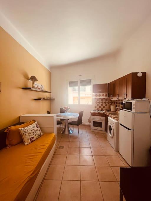 - une cuisine avec un canapé et une table dans l'établissement Le Bremond, à Cassis