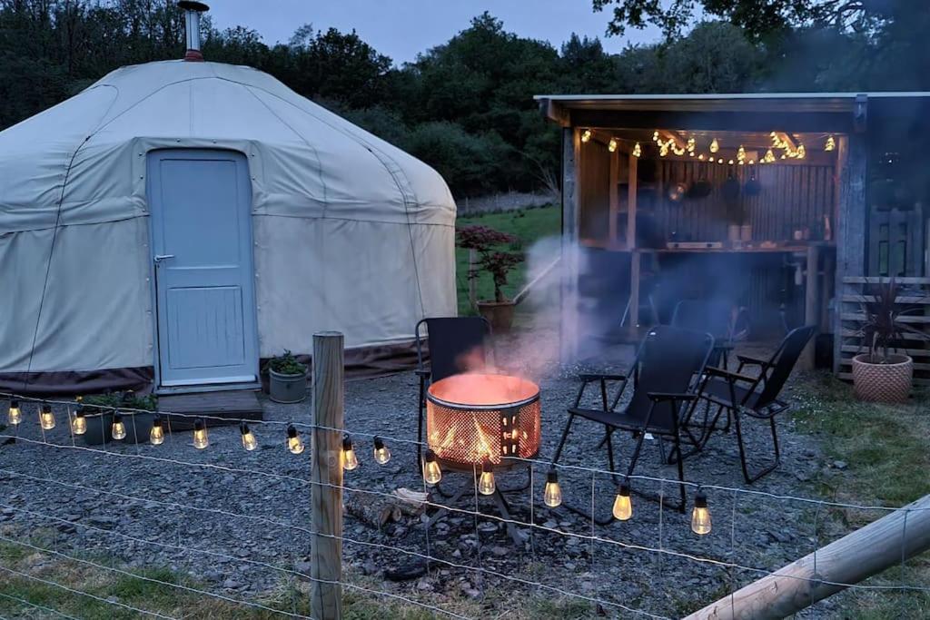 Gril dostupný pro hosty v luxury tent