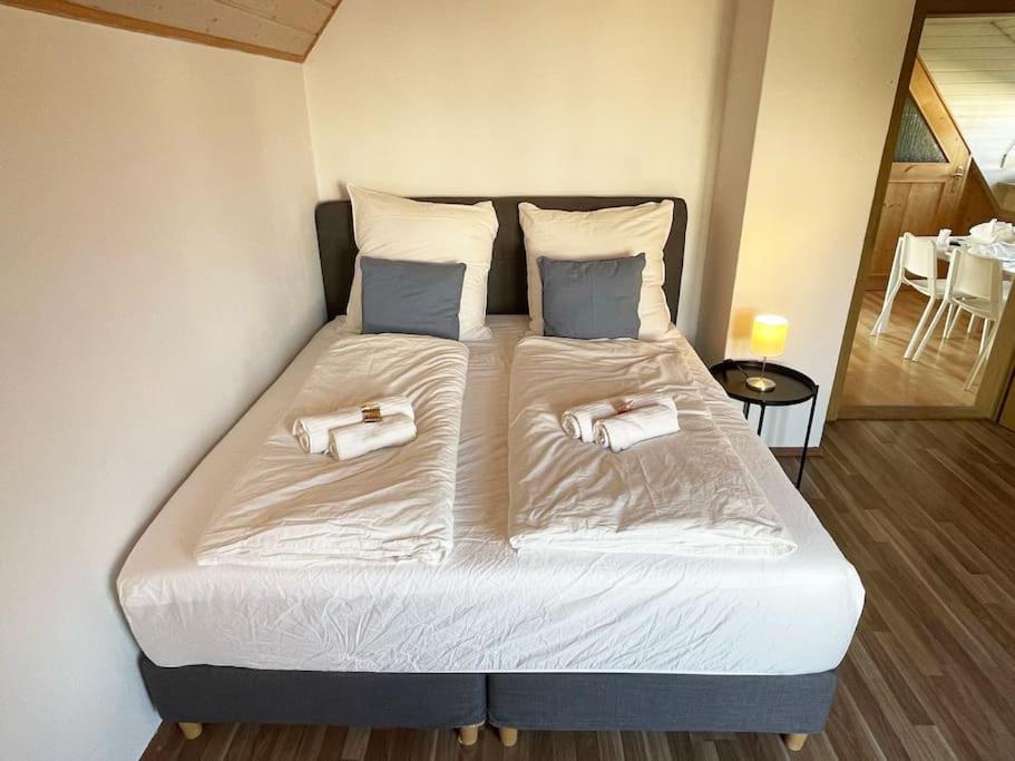 Una cama en una habitación con dos toallas. en Bavaria Home: Balkon, Küche, Netflix, en Wolnzach