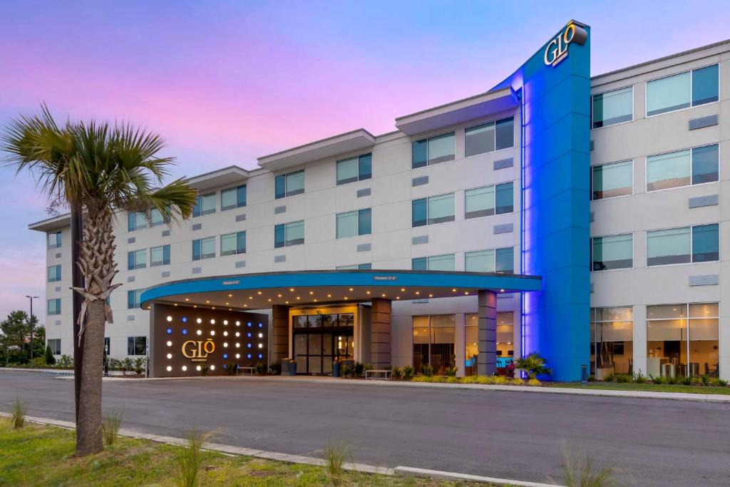 una representación de la parte delantera de un hotel en GLo Best Western Pooler - Savannah Airport Hotel, en Savannah