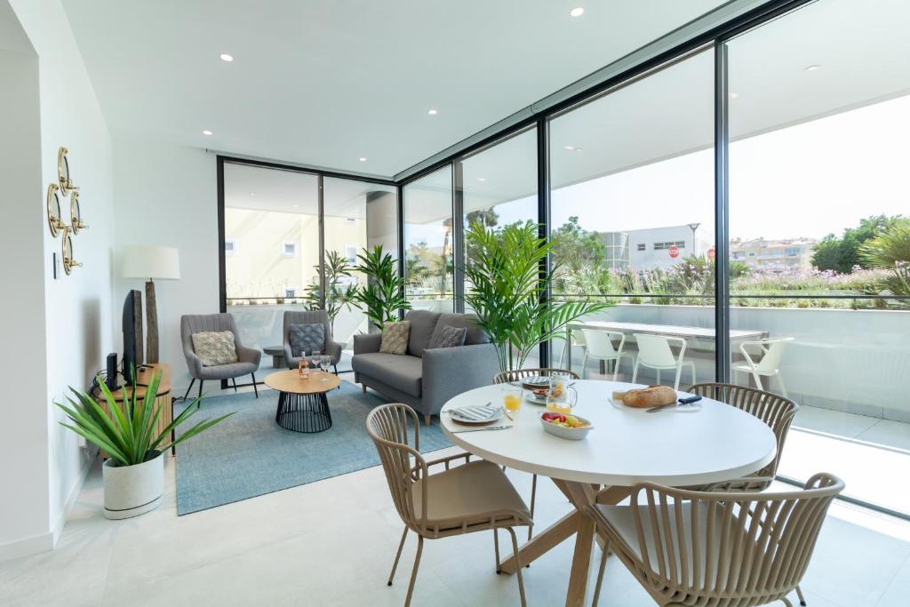 Et opholdsområde på Lagos Deluxe 2 With Pool by Homing