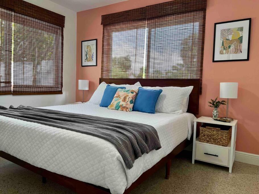 1 dormitorio con 1 cama grande con almohadas azules en New! Tropical Hideaway near Beach! Tons of Parking, en Boynton Beach
