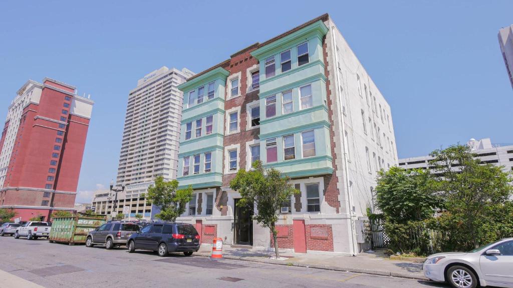 un bâtiment coloré dans une rue de la ville avec des voitures garées dans l'établissement The Oakden Suites in Orange Loop A5, à Atlantic City