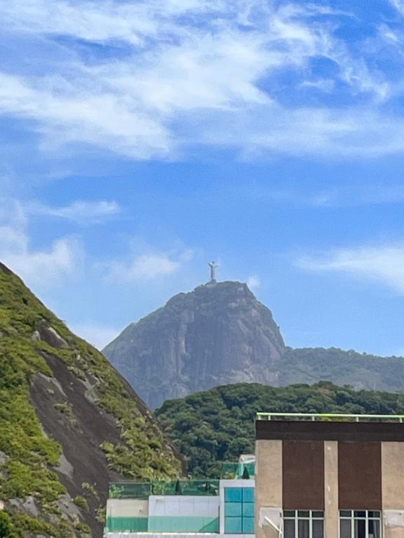 een standbeeld van Christus de Verlosser op een berg bij Vista para o Cristo no coração de Copacabana in Rio de Janeiro