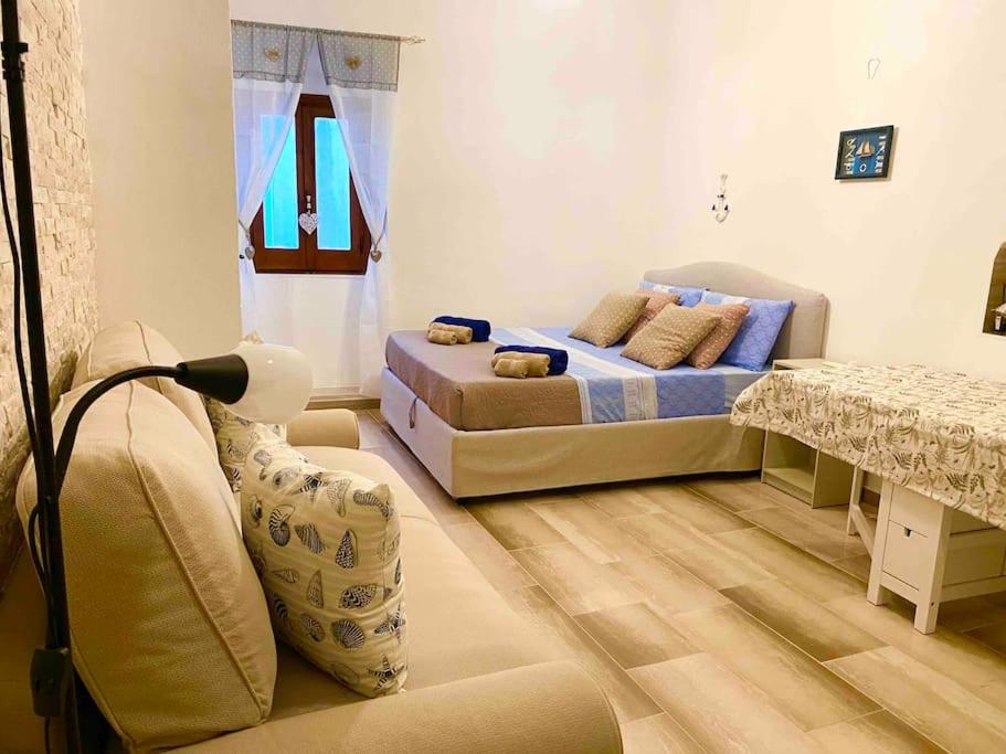 O zonă de relaxare la Cozy flat by the sea in the Old Town