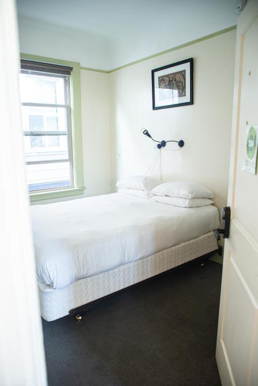 Green Tortoise Hostel - 