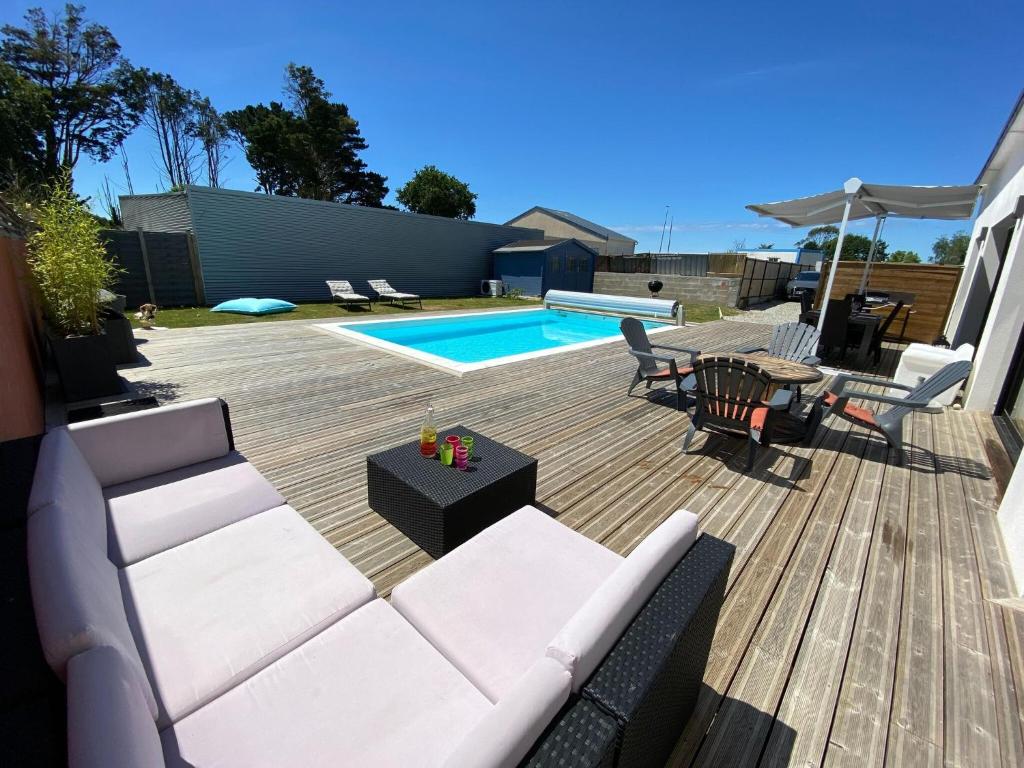 A piscina localizada em Comfortable architect house with heated pool, Ploemeur, Morbihan ou nos arredores