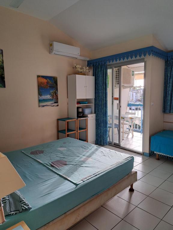 Postel nebo postele na pokoji v ubytování STUDIO FONCTIONNEL dans HOTEL CARAYOU SPA PISCINES