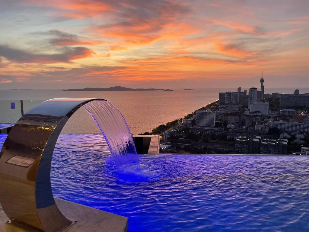 Bazén v ubytování Copacabana jomtien condominium nebo v jeho okolí