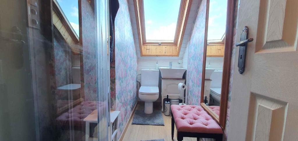 uma pequena casa de banho com um WC e uma janela em Holiday home in Balatonendred 44893 em Balatonendréd