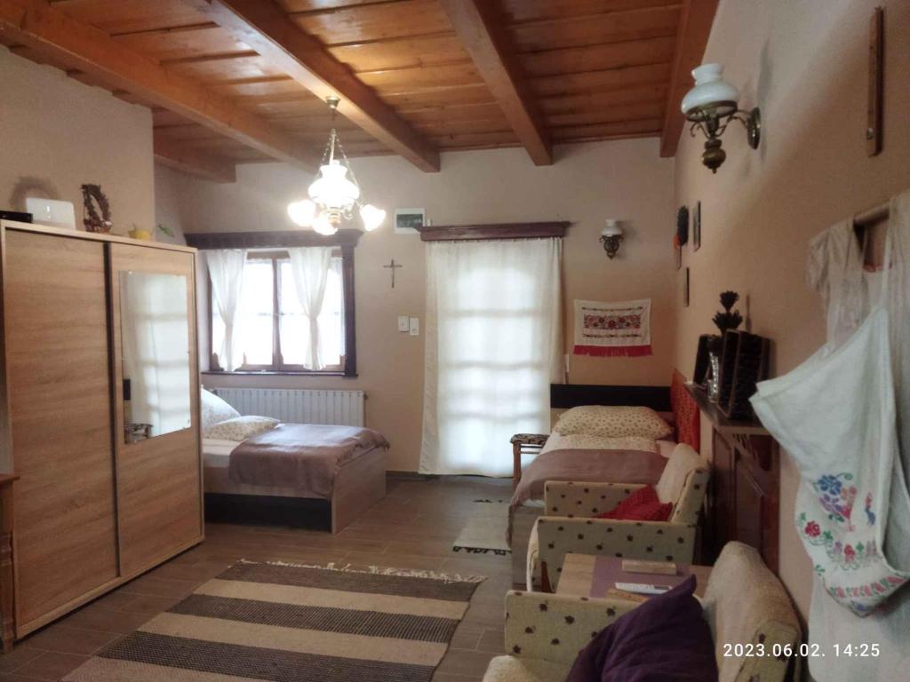 Habitación con 1 dormitorio con 1 cama y 1 sofá en Holiday home in Kisnana - Ostungarn 44896 en Kisnána