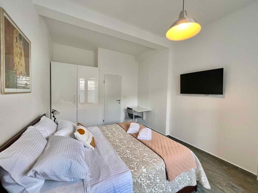 um quarto com uma cama grande e uma televisão de ecrã plano em Apartments in Crikvenica 44153 em Crikvenica