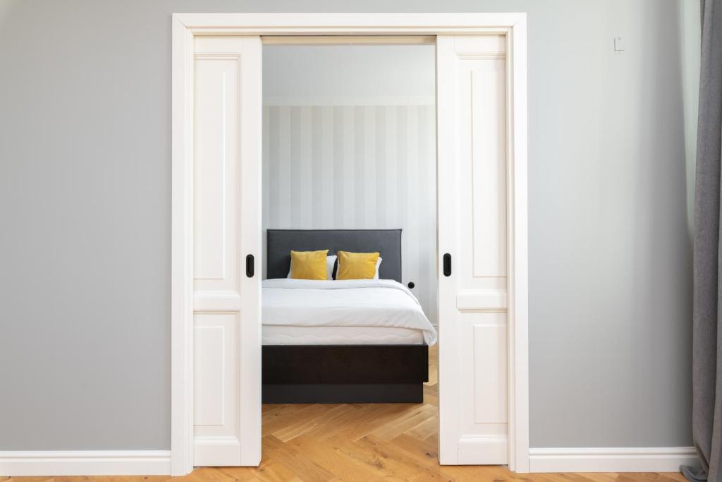 Postel nebo postele na pokoji v ubytování Hilltop Apartments - Grand Gonsiori