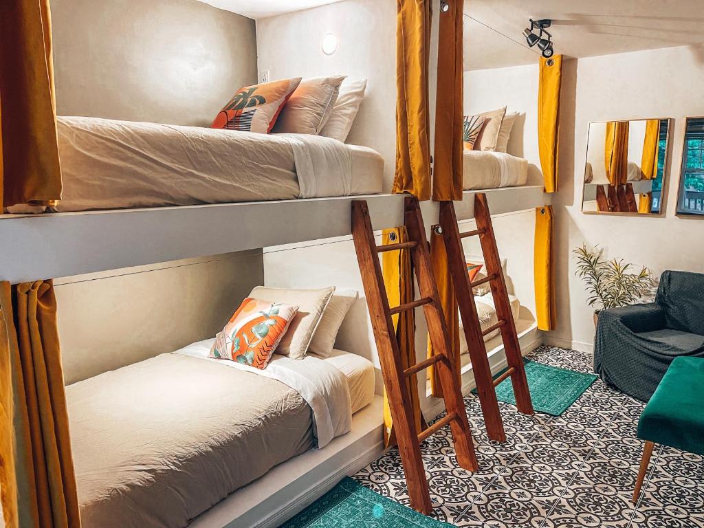 Postel nebo postele na pokoji v ubytování Auberge Mandala