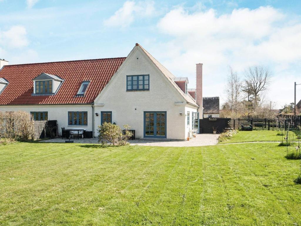 een groot wit huis met een grasveld bij Holiday home Tisvildeleje XVII in Tisvildeleje