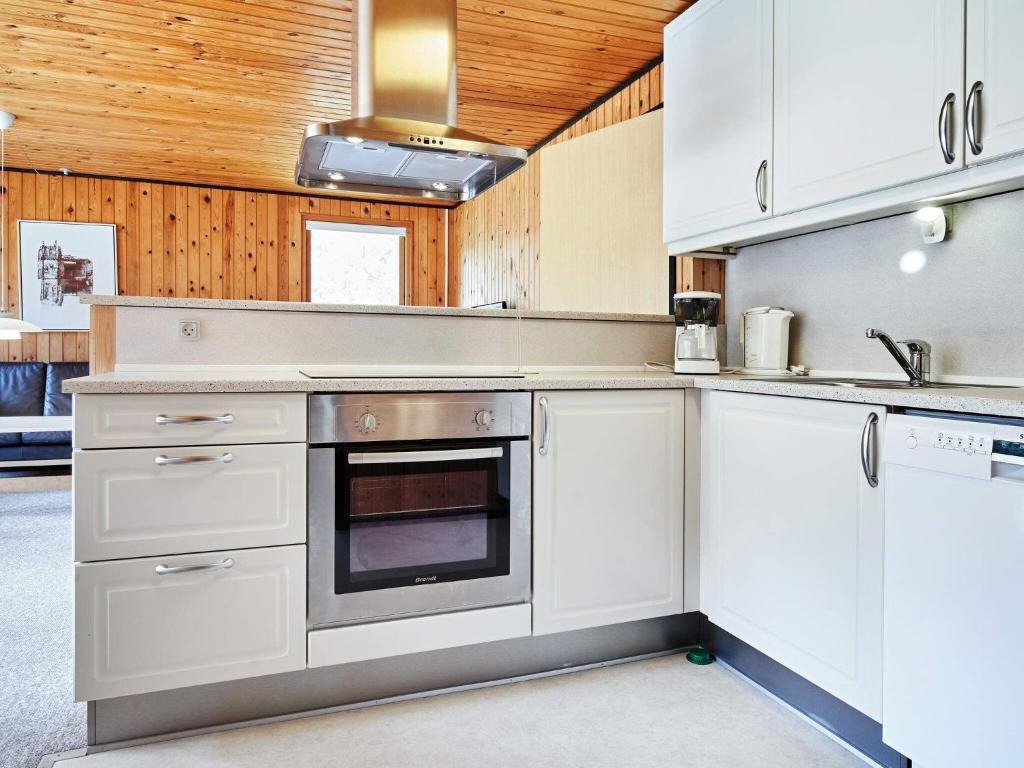 Kuchyň nebo kuchyňský kout v ubytování Holiday home Aakirkeby XLVIII