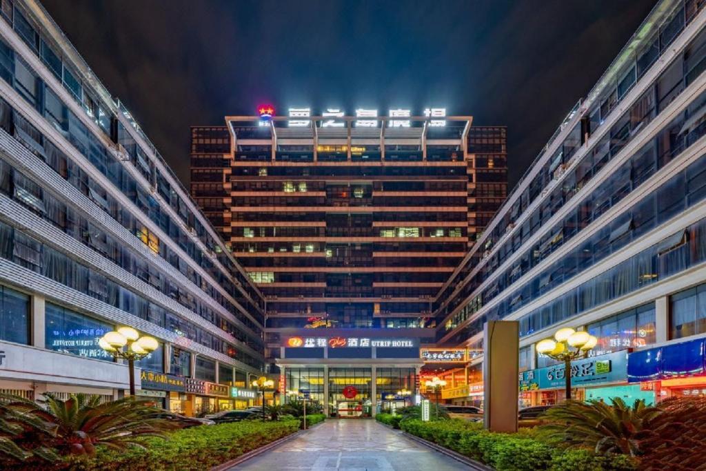 uma rua da cidade com edifícios altos à noite em Unitour Hotel, Nanning International Convention and Exhibition Center Jinhu Plaza em Nanning