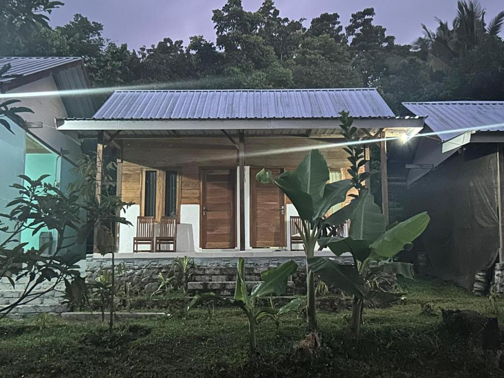 una pequeña casa con techo solar en Senaru Garden Homestay en Senaru