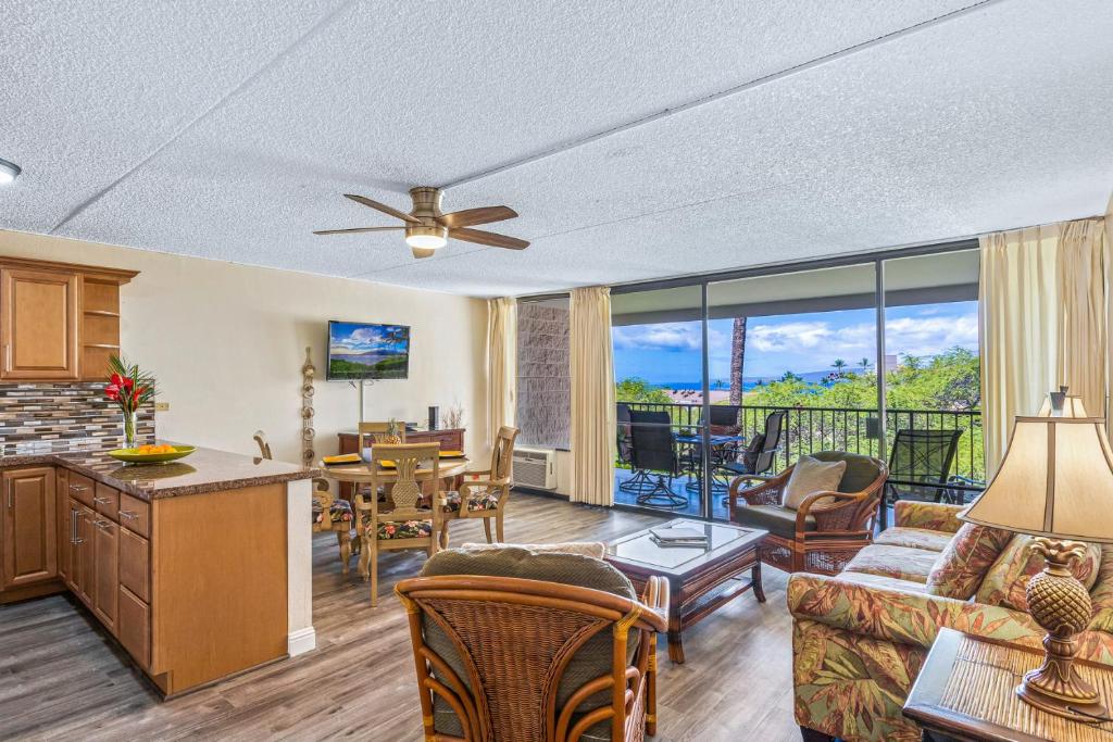 Posezení v ubytování Ocean View Unit at Kihei Alii Kai Close to Beach