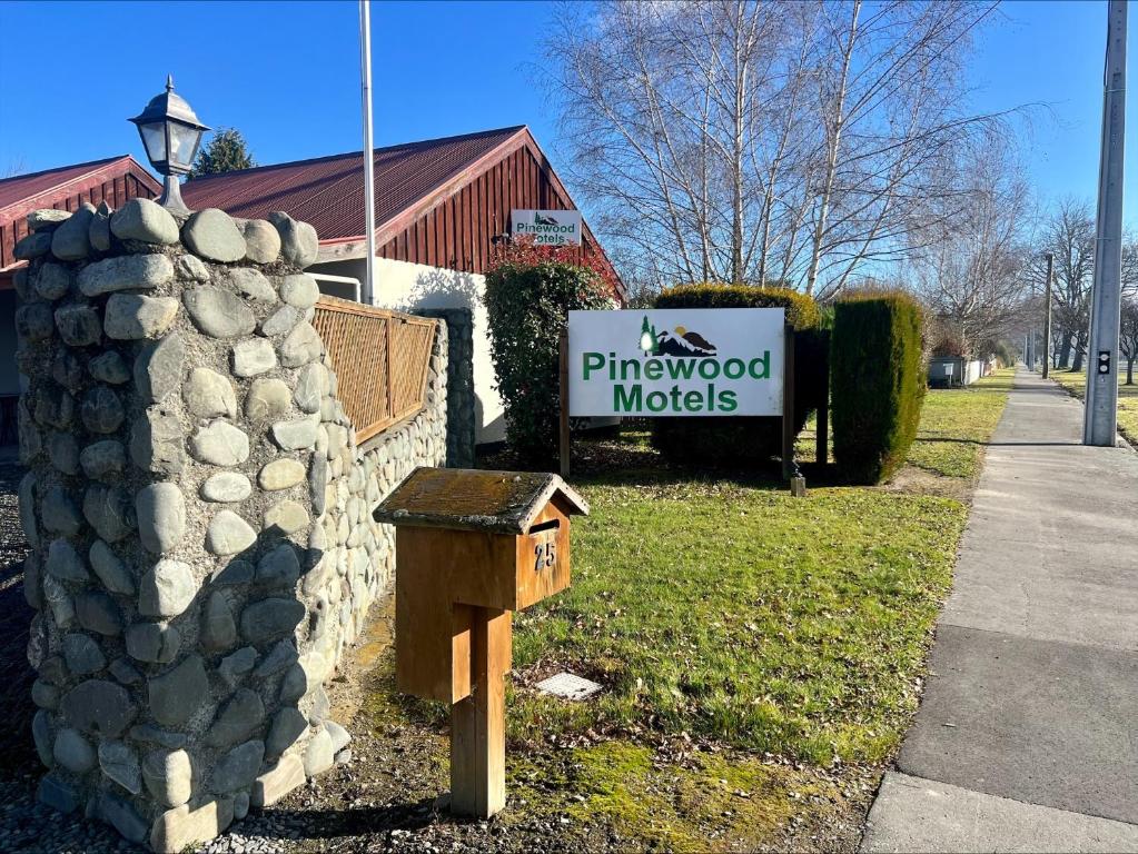 una señal para una iglesia con una señal para una iglesia en Pinewood Motels en Fairlie