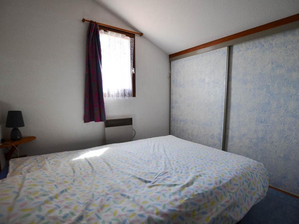 une chambre avec un lit et une fenêtre dans l'établissement Maison 30m² avec Piscine, Tennis, Terrasse et Jardin - 6 pers, proche Plage et Zoo La Palmyre - FR-1-705-42, aux Mathes